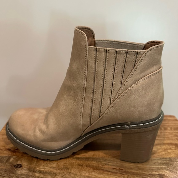 Corkys Footwear Women's Black Pecan Pie Bootie Sz 8 Ivory - Picture 4 of 10